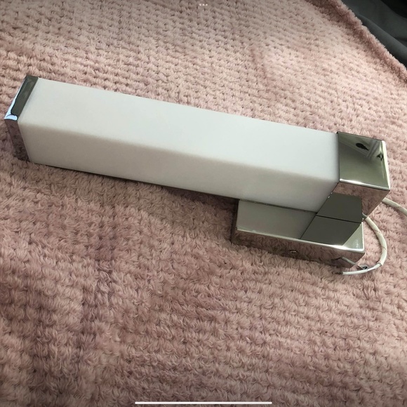 Chrome wall mounted light, accent wall light, silver light, modern look - Picture 5 of 8